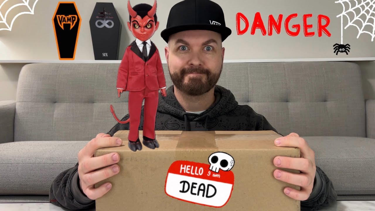 Unboxing Return of the Living Dead Dolls Lou Sapphire