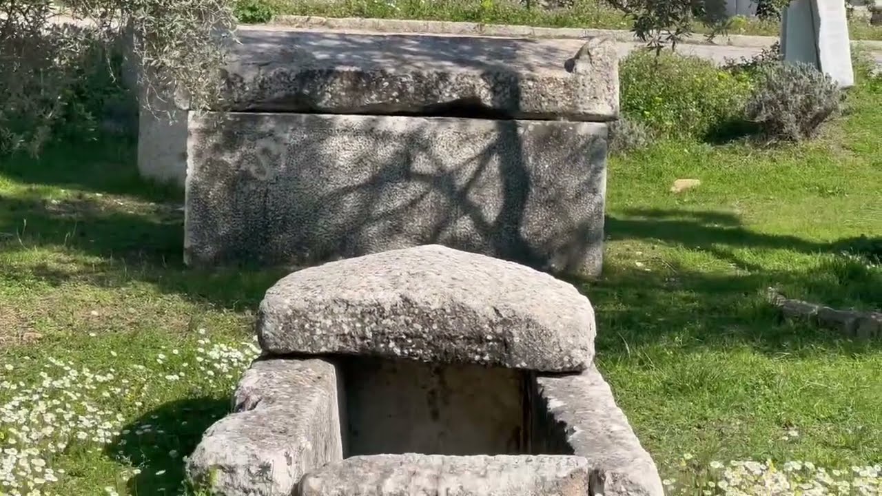 Gladyatörler  Şehrinde  Taş  ve dikey   Nizamı mezarlar