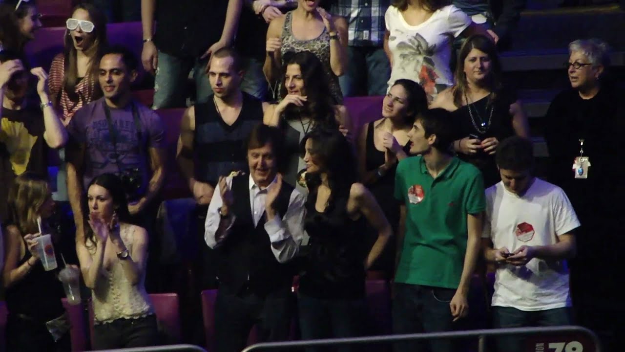 lady gaga  in New York - Bad Romance with  Paul in the audience(21/02/2011)