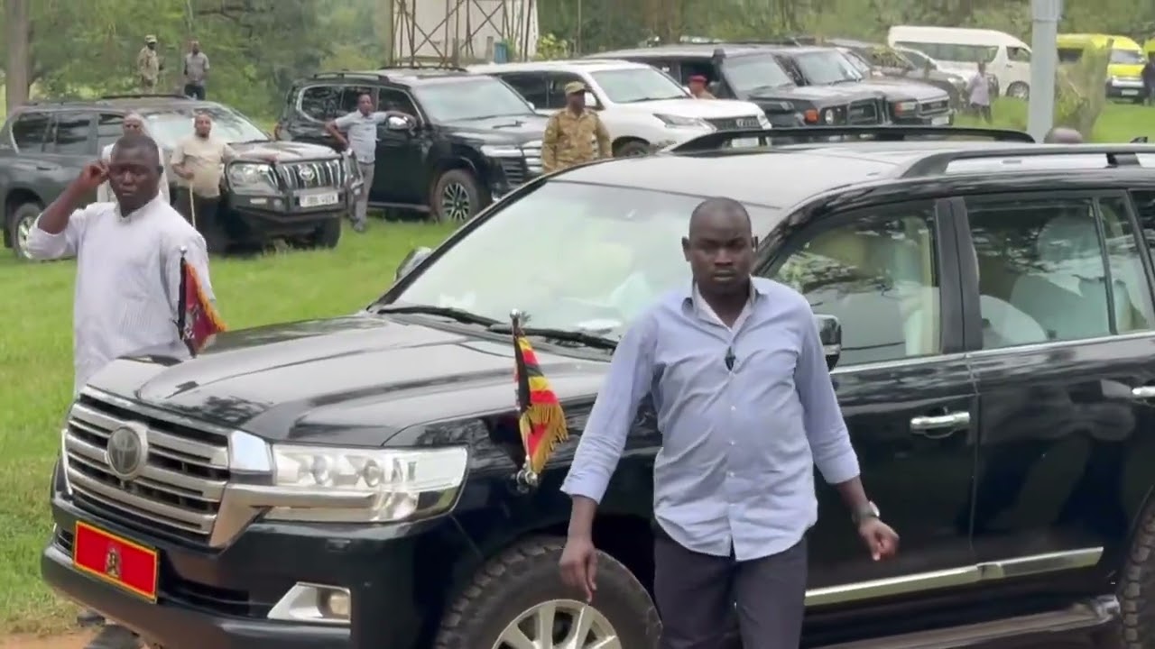 Museveni cruised into his Kisozi farm, bloggers scrambled for the perfect shot #JazzWithJajja2 🚗🎷