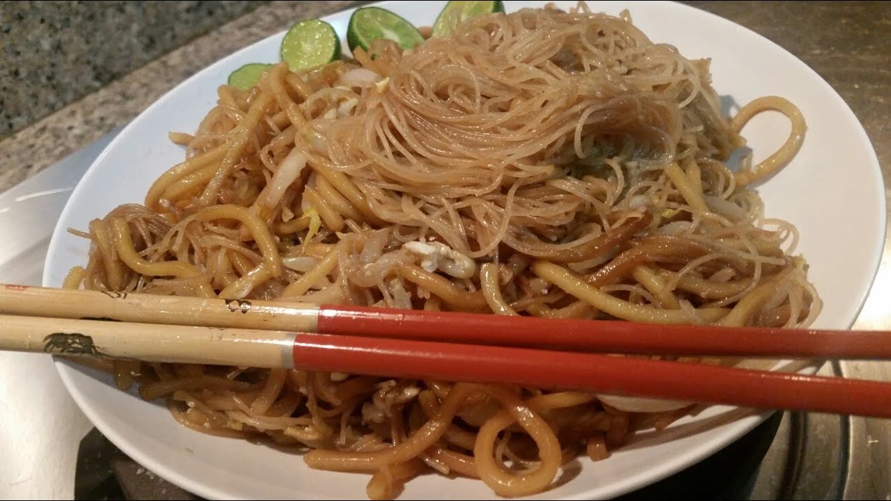 Pancit Bihon Guisado (Filipino Rice Noodle)