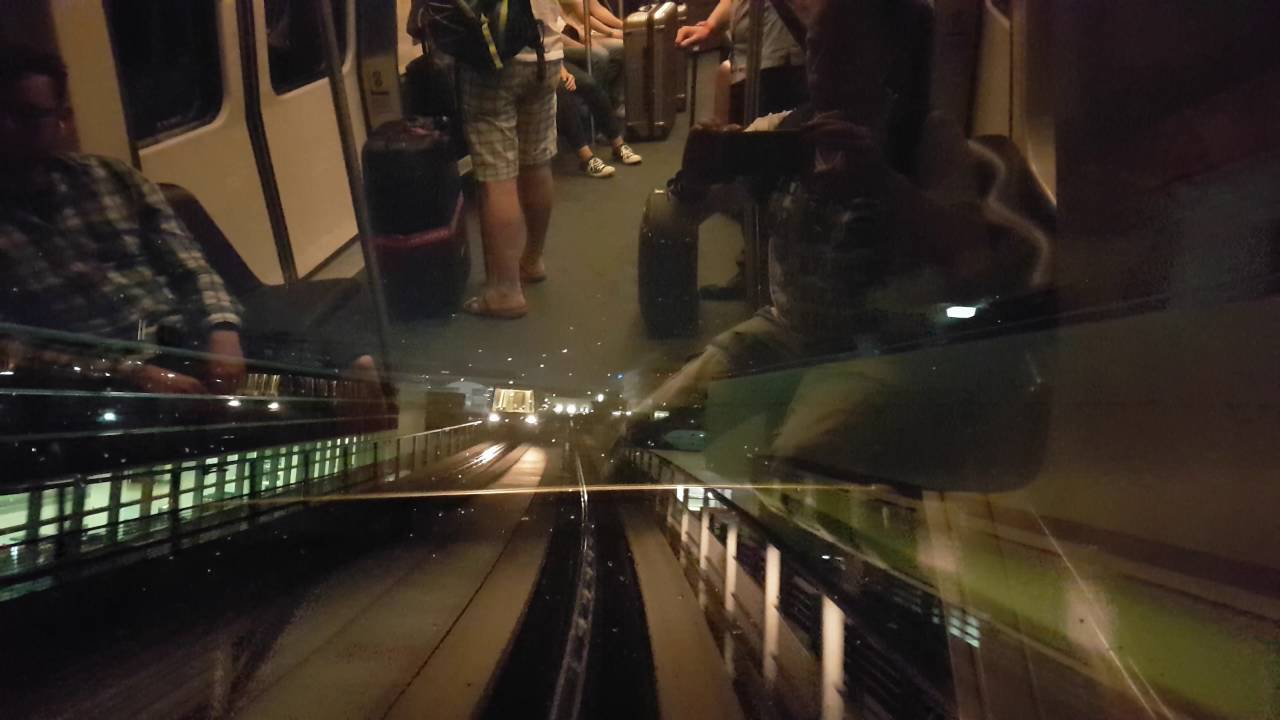 Frankfurt Flughafen Skytrain Mitfahrt von Terminal 2 zum Terminal 1