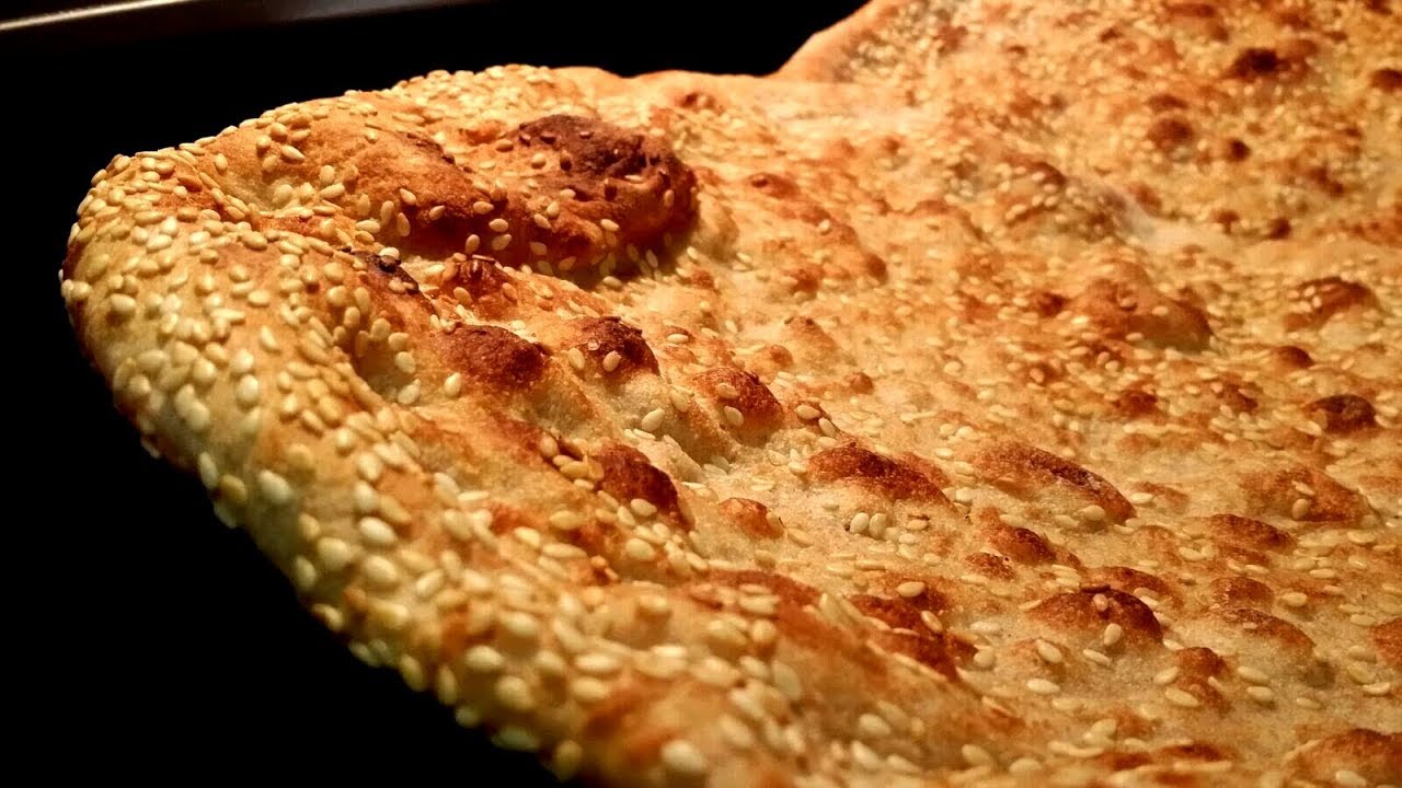 خبز عراقي حار ومكسب و بطريقه مبتكره وسريعه وبدقائق  معدوده مطبخ شاي مهيل الشيف ام محمد