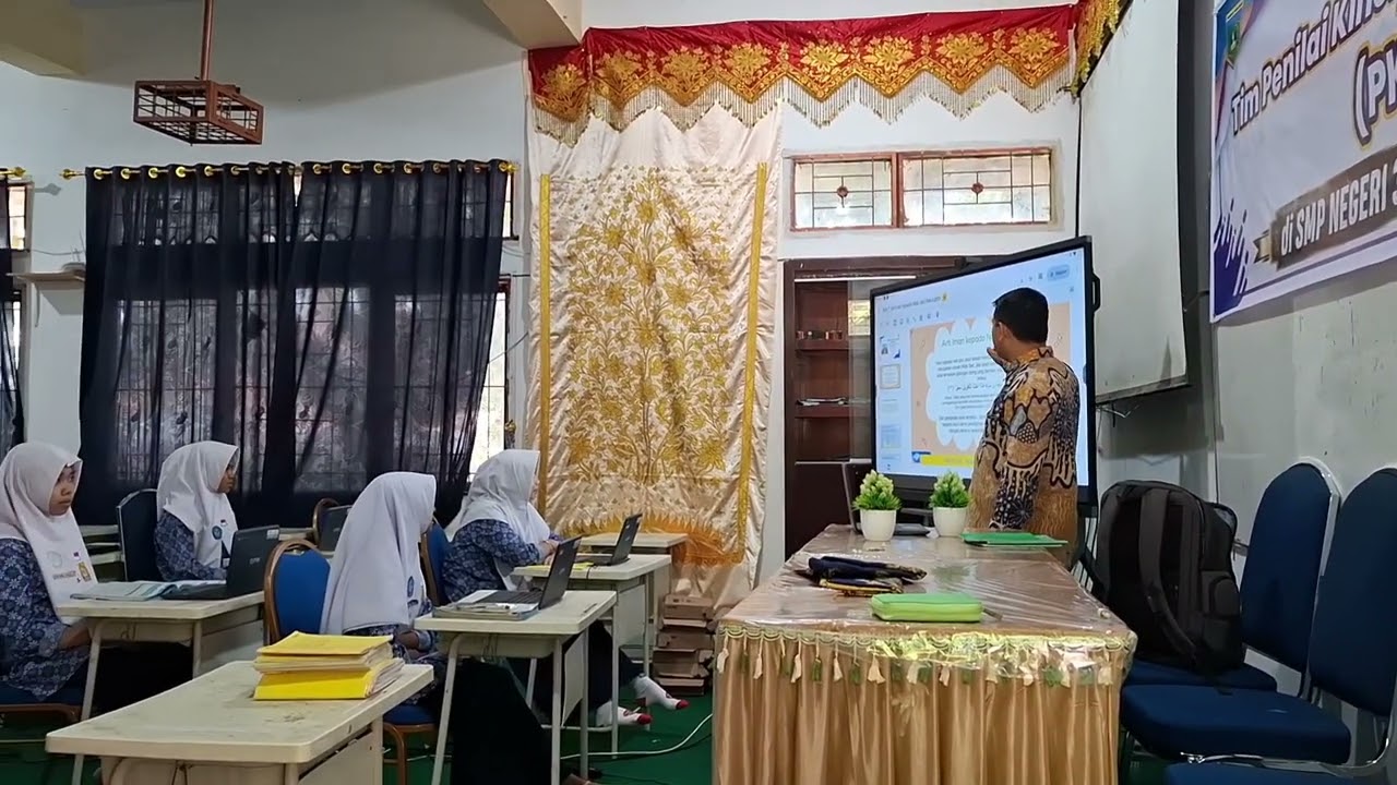 Belajar PAI dengan Papan Interaktif Digital 