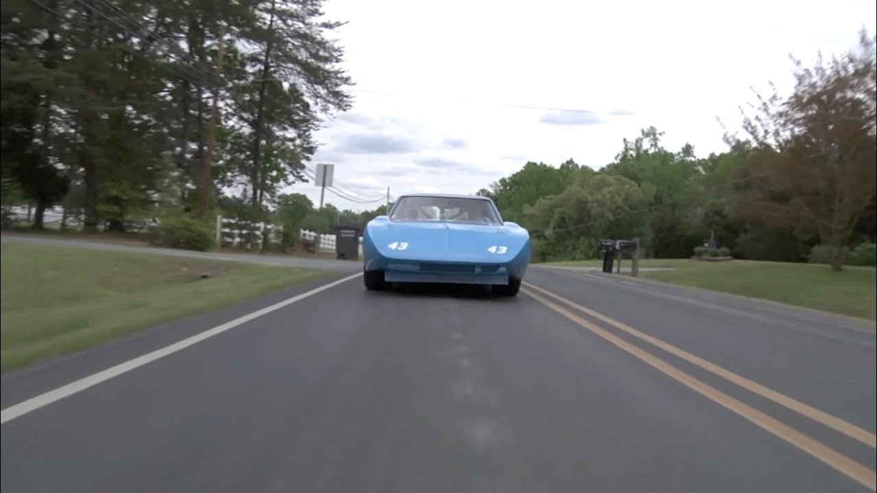 Plymouth Superbird Ричарда Петти, скорость 200 миль/ч, на дороге