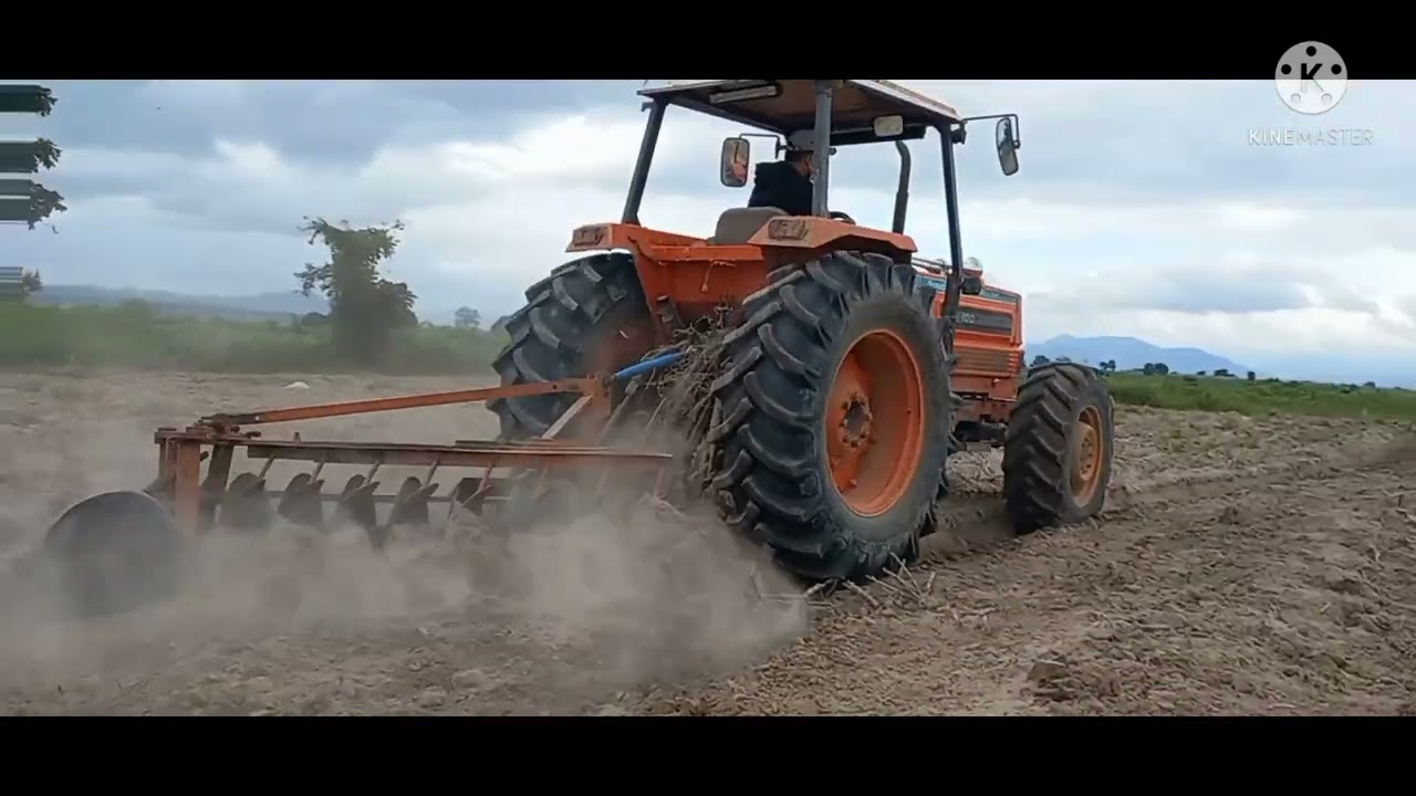 KUBOTA m1 100 .cày đất quá đẹp
