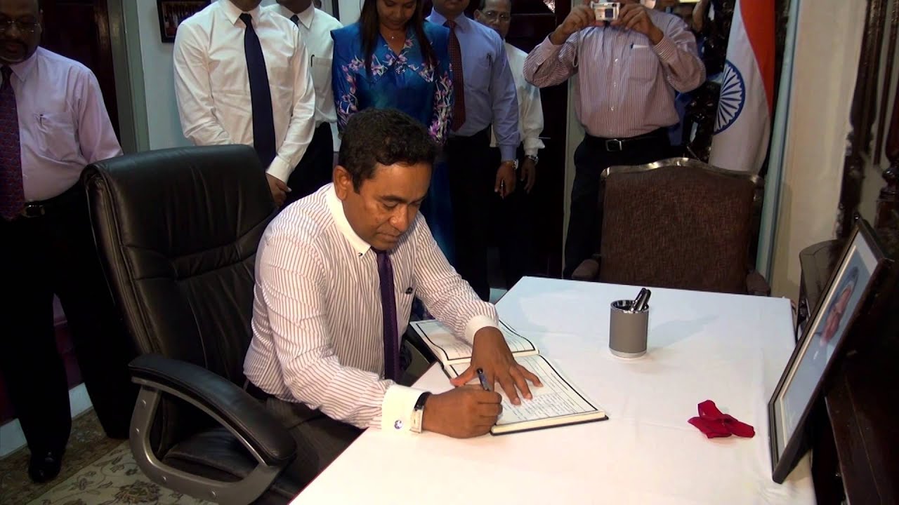 President signs condolence book in honour of late former President of India