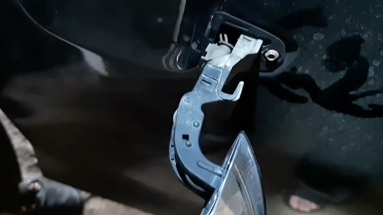 Audi A7 заедает ручки. Снятие дверных карт, ревизия дверных замков.