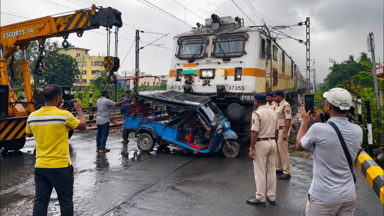 NONSTOP TRAIN PASSING & TOTO ACCIDENT AT LEVEL CROSSING | INDIAN RAILWAYS VIDEO 