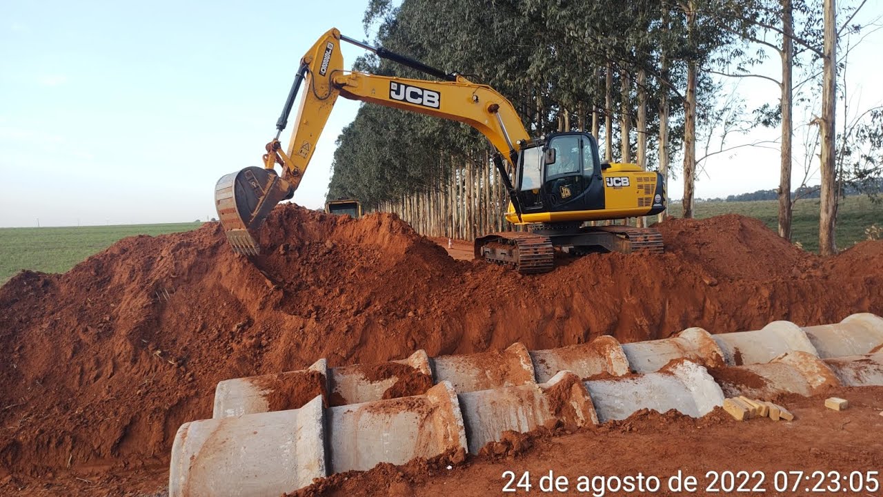 Execução do sistema de drenagem de águas pluviais. Galerias, tubos de concreto Obra de pavimentação.