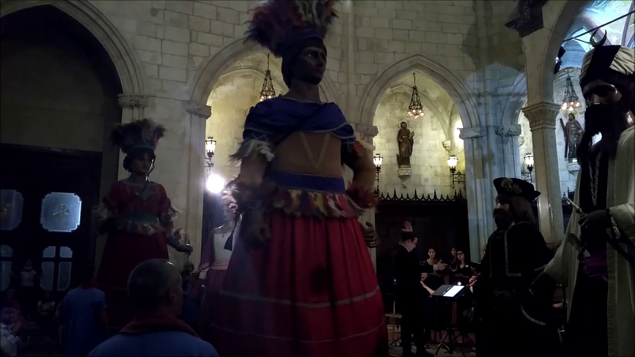 MOMENT HISTÒRIC | Gegants de Reus a la Prioral de Sant Pere