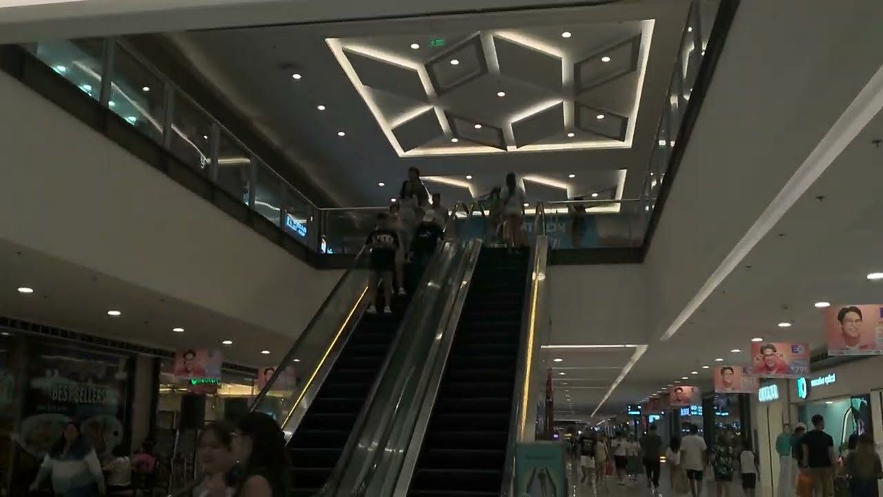 Philippines, SM City Fairview, 1X escalator