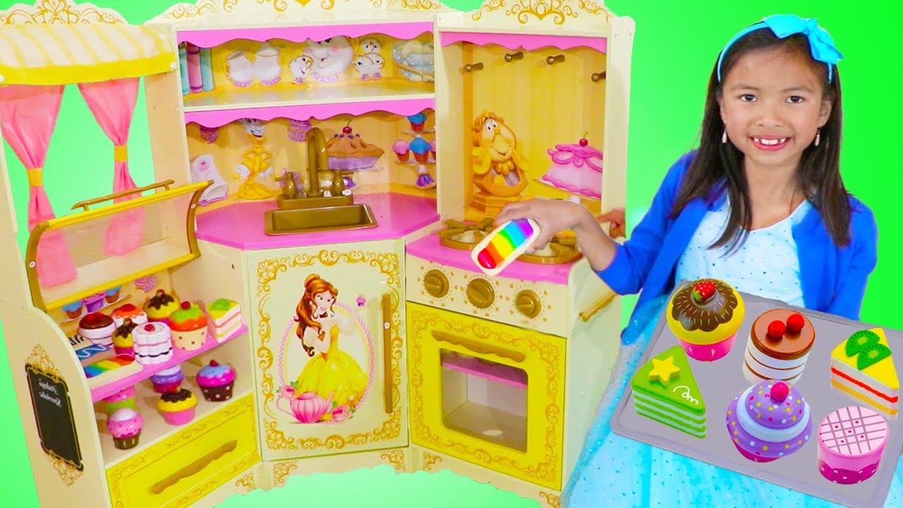 Wendy A HORNEAR DONAS & MAGDALENAS  con Juguete de Cocina de Princesa Bella de DISNEY