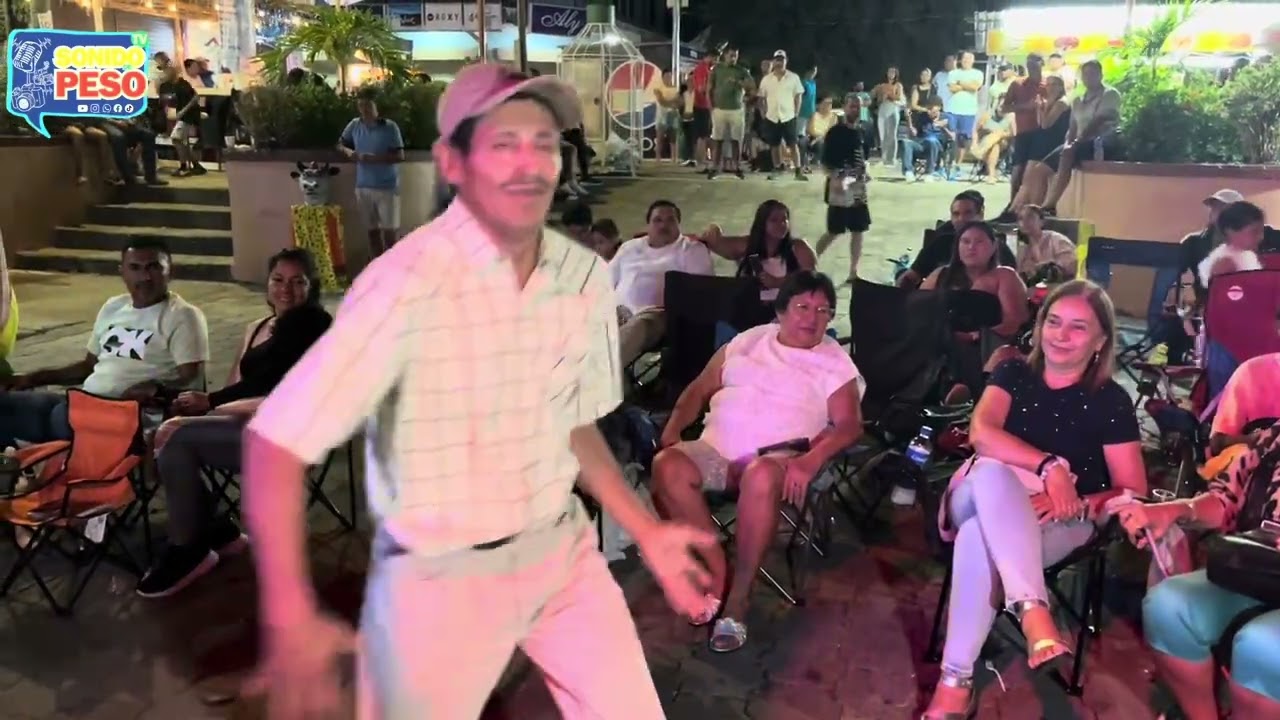 Santa Cruz Semana Cultural. Bailarín en el Parque Bernabela Ramos 