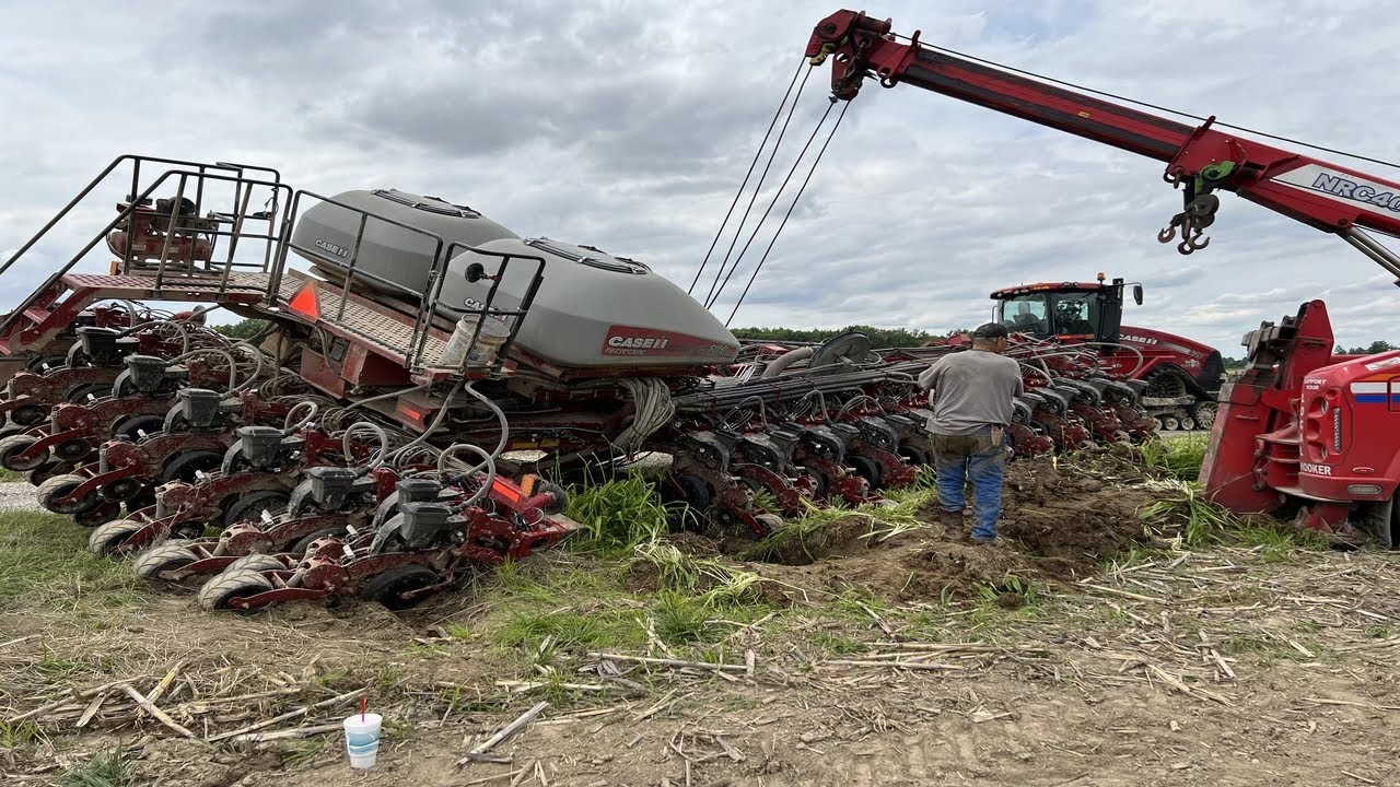 У фермера застряла большая сеялка Case IH. Проблемы и взлеты при посеве семян в почву, sS3 E11