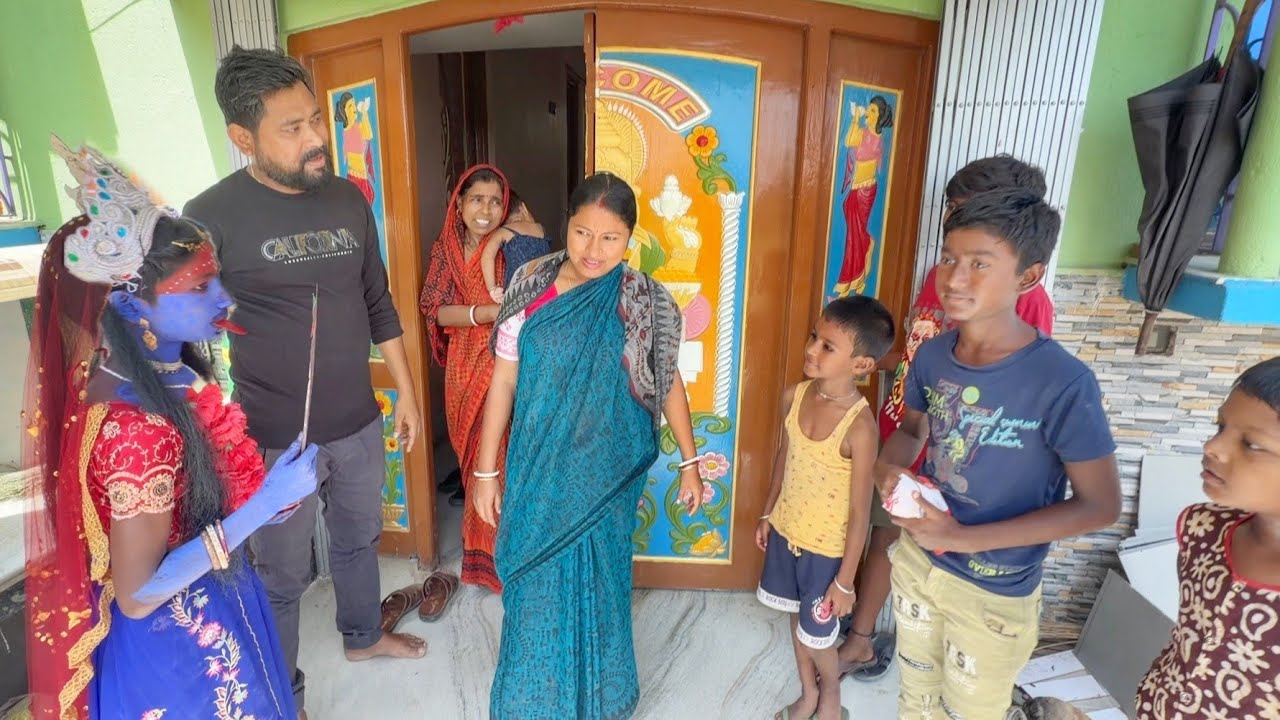 অনেক বছর পর বাড়িতে জ্যান্ত কালী সং এলো,অর্জুন থাকলে খুব খুশি হতো