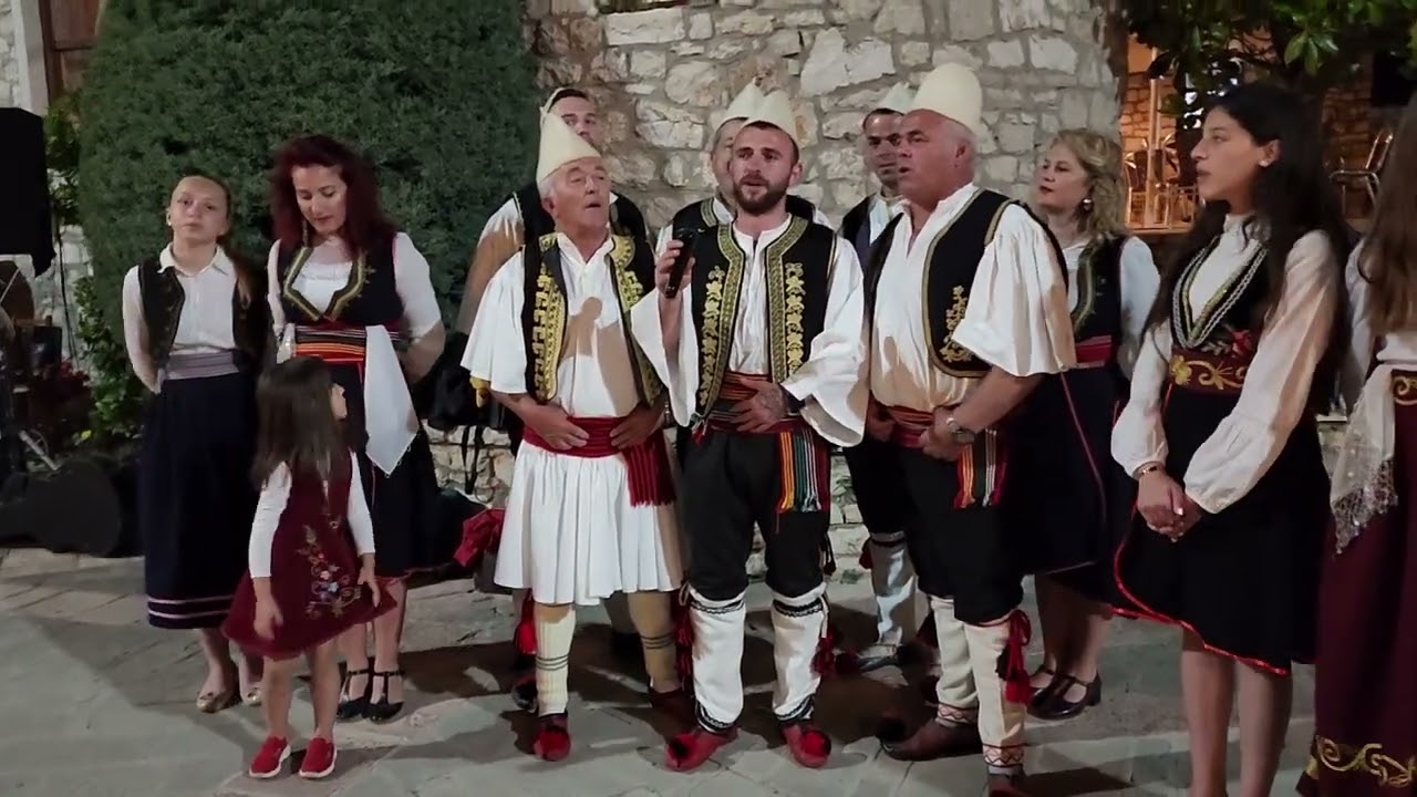 Zeri I Bilbilit me.turistë  Francez 2023 ne Lekurës. Koordinatore Sinan Ahmeti tel.00355692219803.