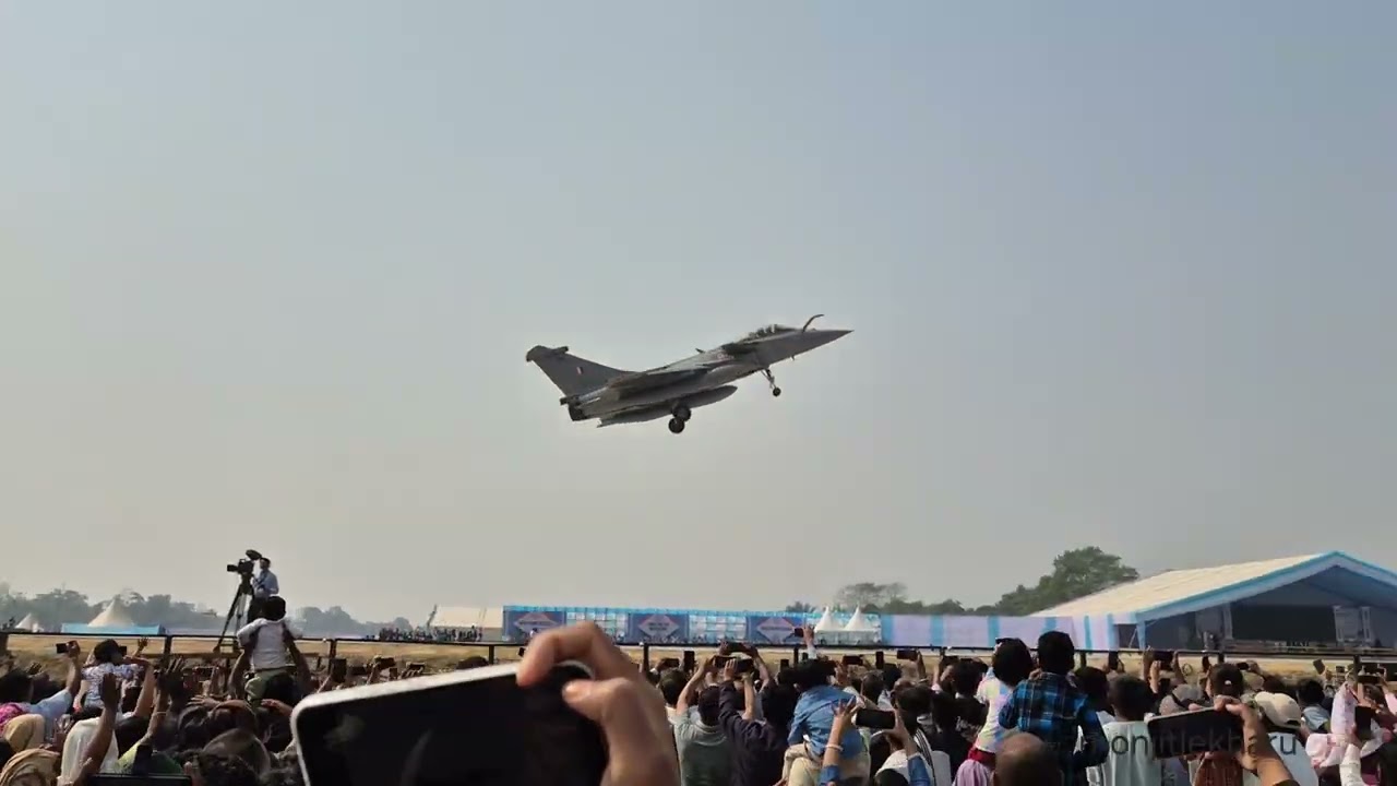 PM Modi lands at the Emergency Landing Facility (ELF) on Moran Bypass. Air Show. Assam.    🇮🇳 