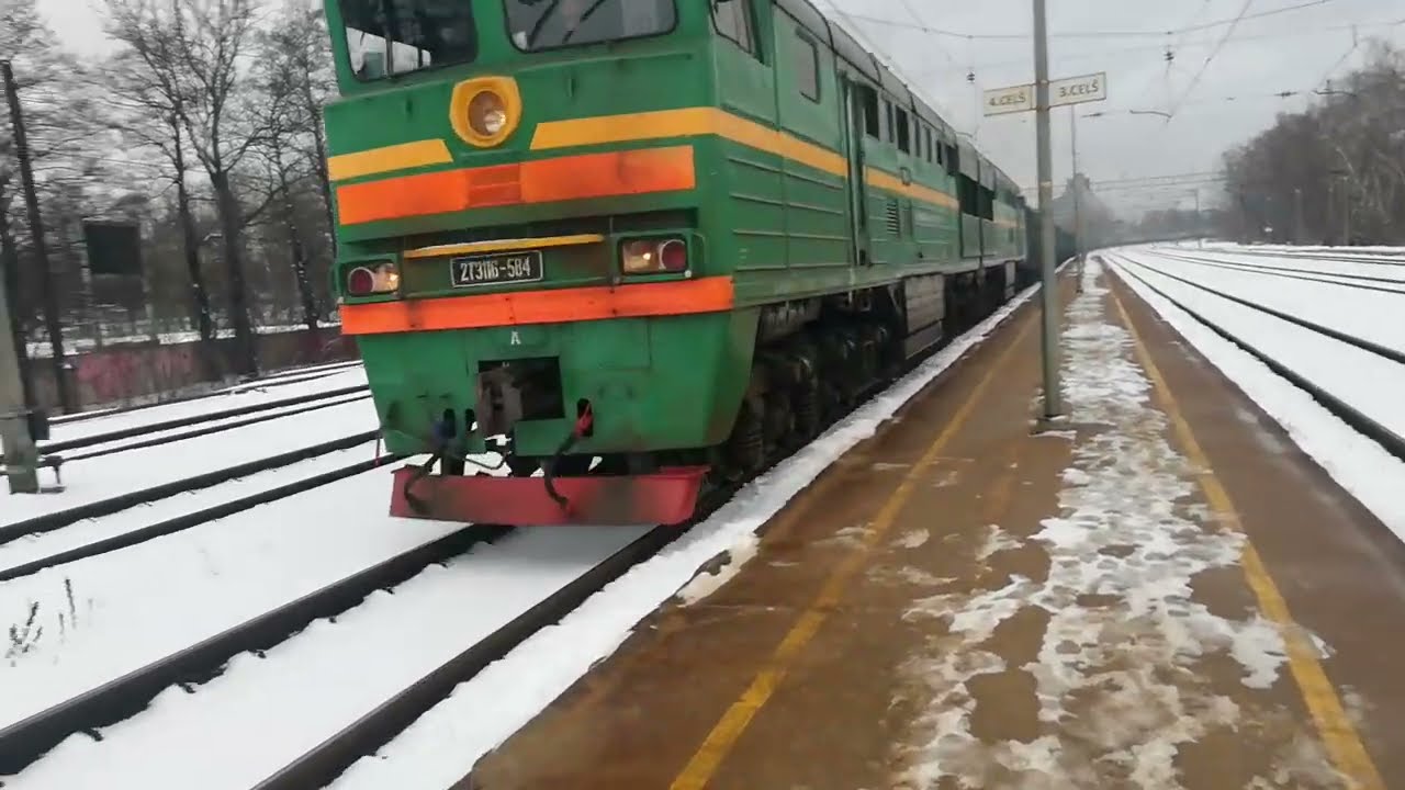 [Baltijas Tranzīta Serviss] 2ТЭ116-584 Грузовой поезд проезжает зимой с гудком (Torņakalns)