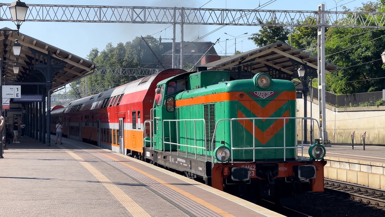 Zapach i dźwięk diesla na stacji kolejowej #Gdańsk Gł&oacute;wny lokomotywa SM42-523 Chojnice-Hel Lato 2025