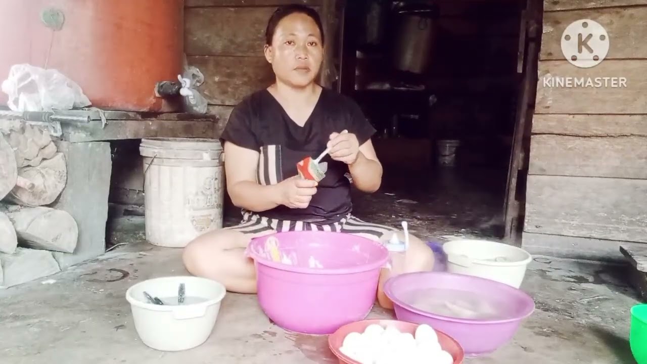 Proses Menyetak bakso tumpeng di dalam di isi dengan cabe dan daging ayam 