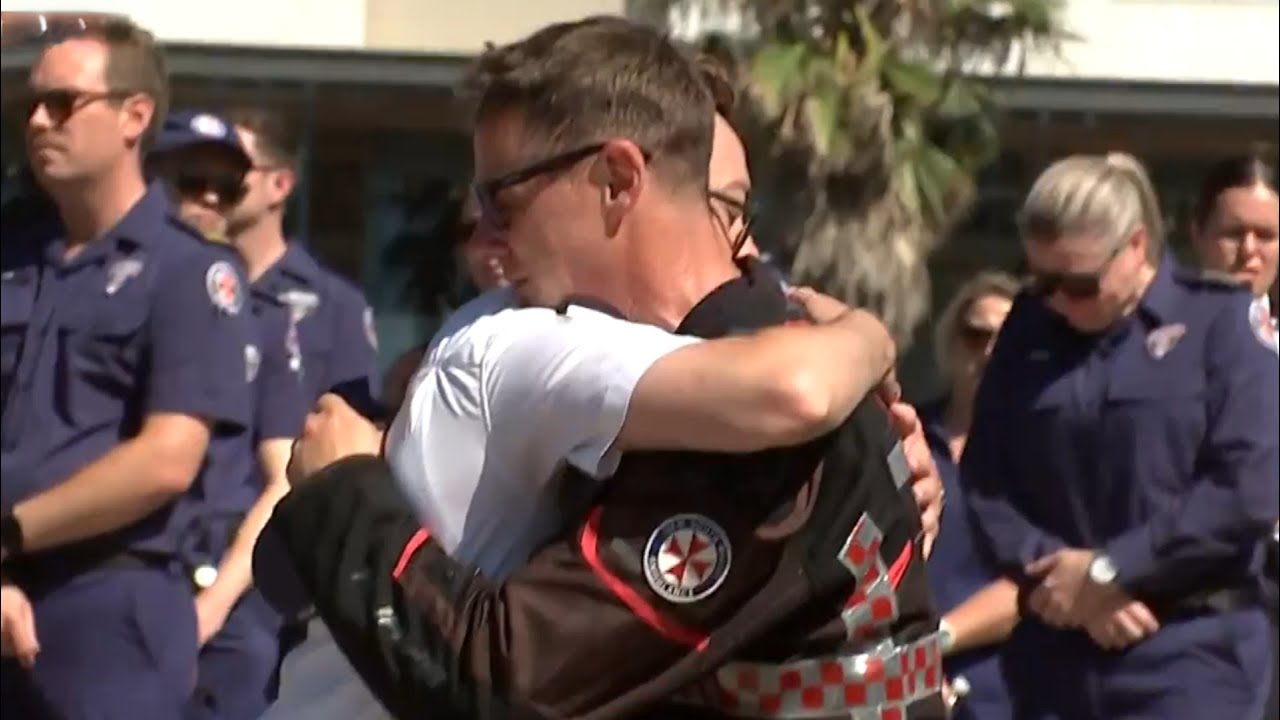 Heartbreaking show of unity as ambulance workers return to Bondi