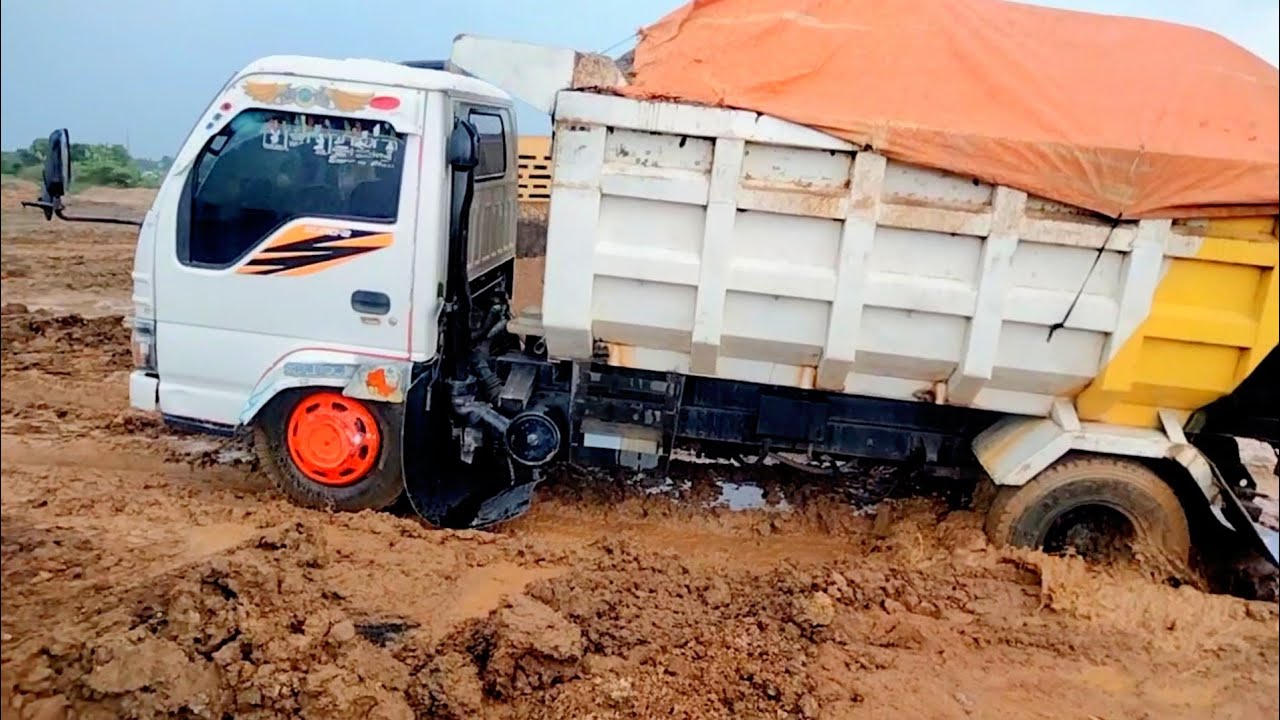 Raungan KNALPOT SRIGALAA Menjerit-jerit Saat Lewati Jalan Berlumpur...Dump Truk Isuzu Muatan Pasir..
