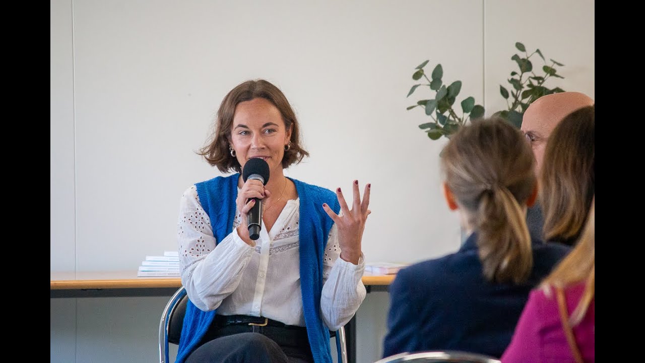 Croix-Rouge Compétence de Marseille | Le micro à Fanny Pillard de La Maison des Femmes de Marseille