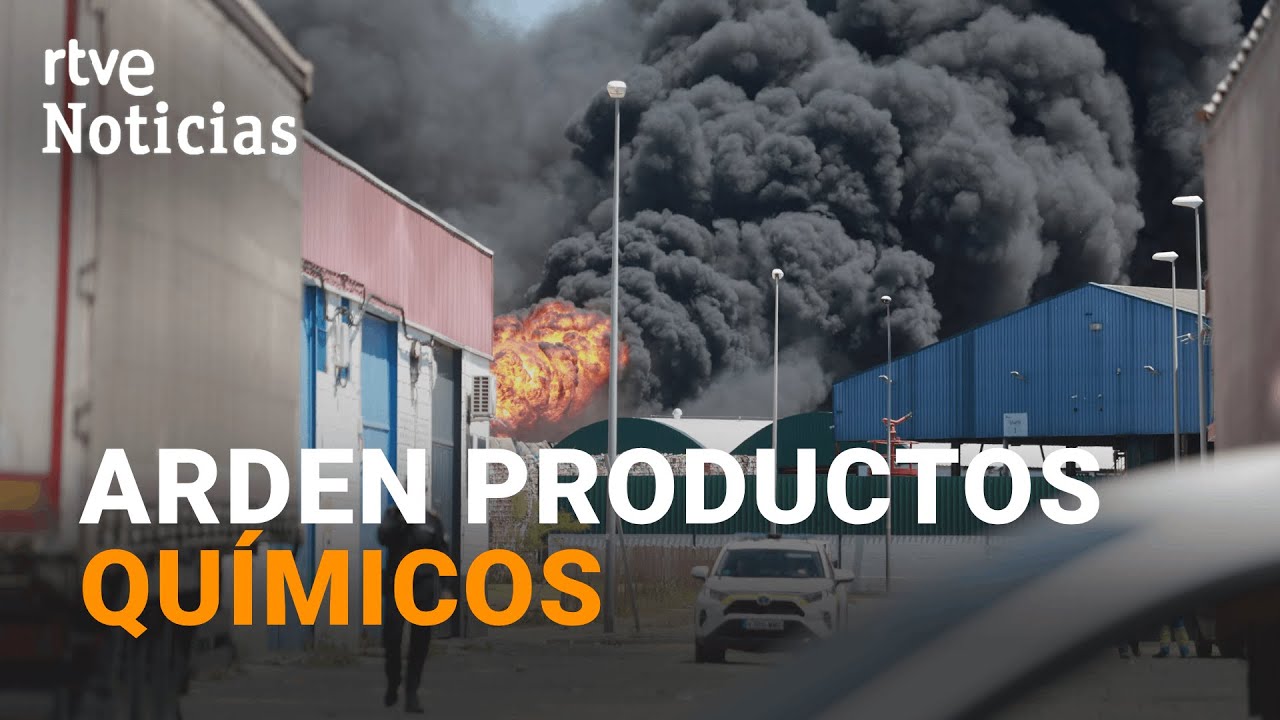 SEVILLA: Un INCENDIO en ALCALÁ de GUADAÍRA obliga a CONFINAR a unos 80.000 vecinos | RTVE Noticias