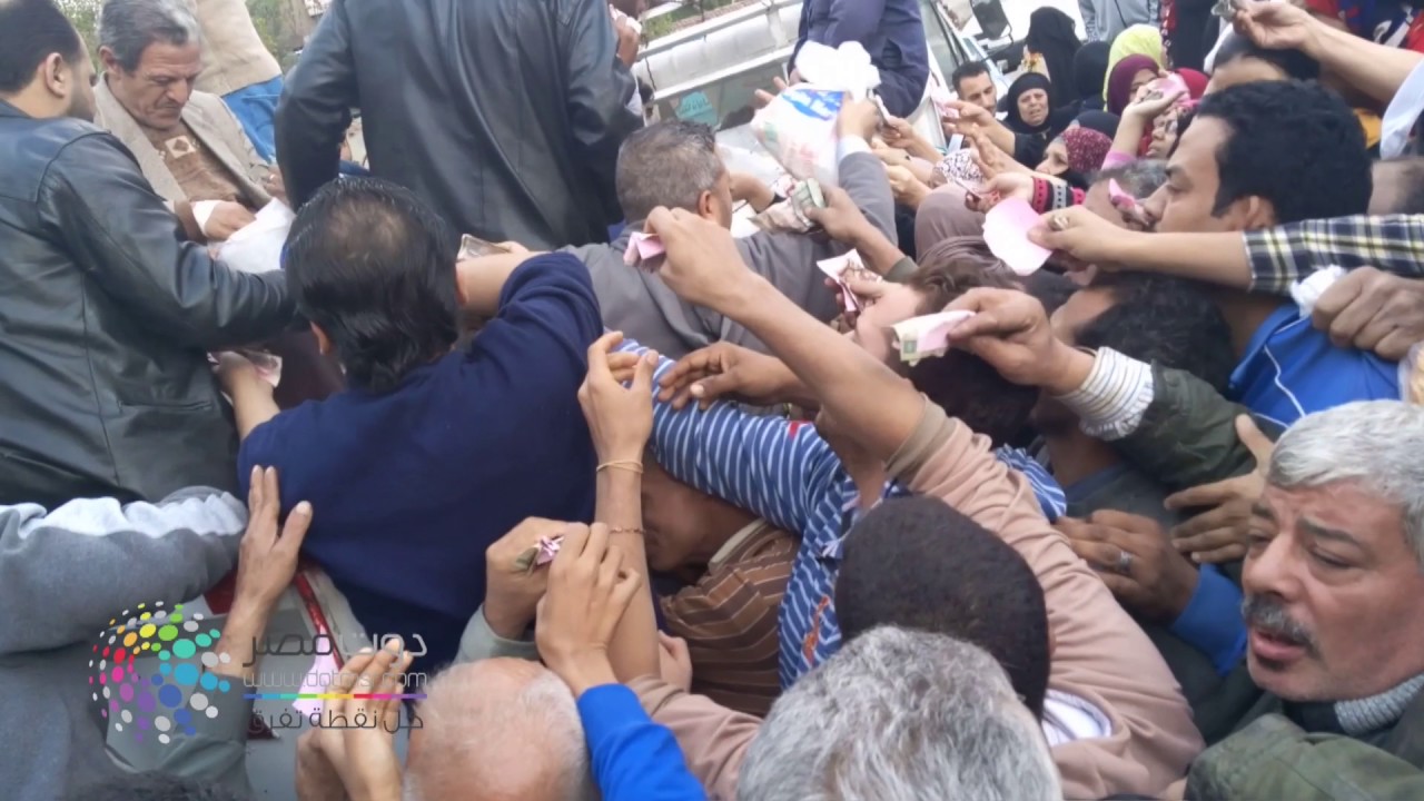 دوت مصر| زحام شديد حول سيارة سكر فى شبرا