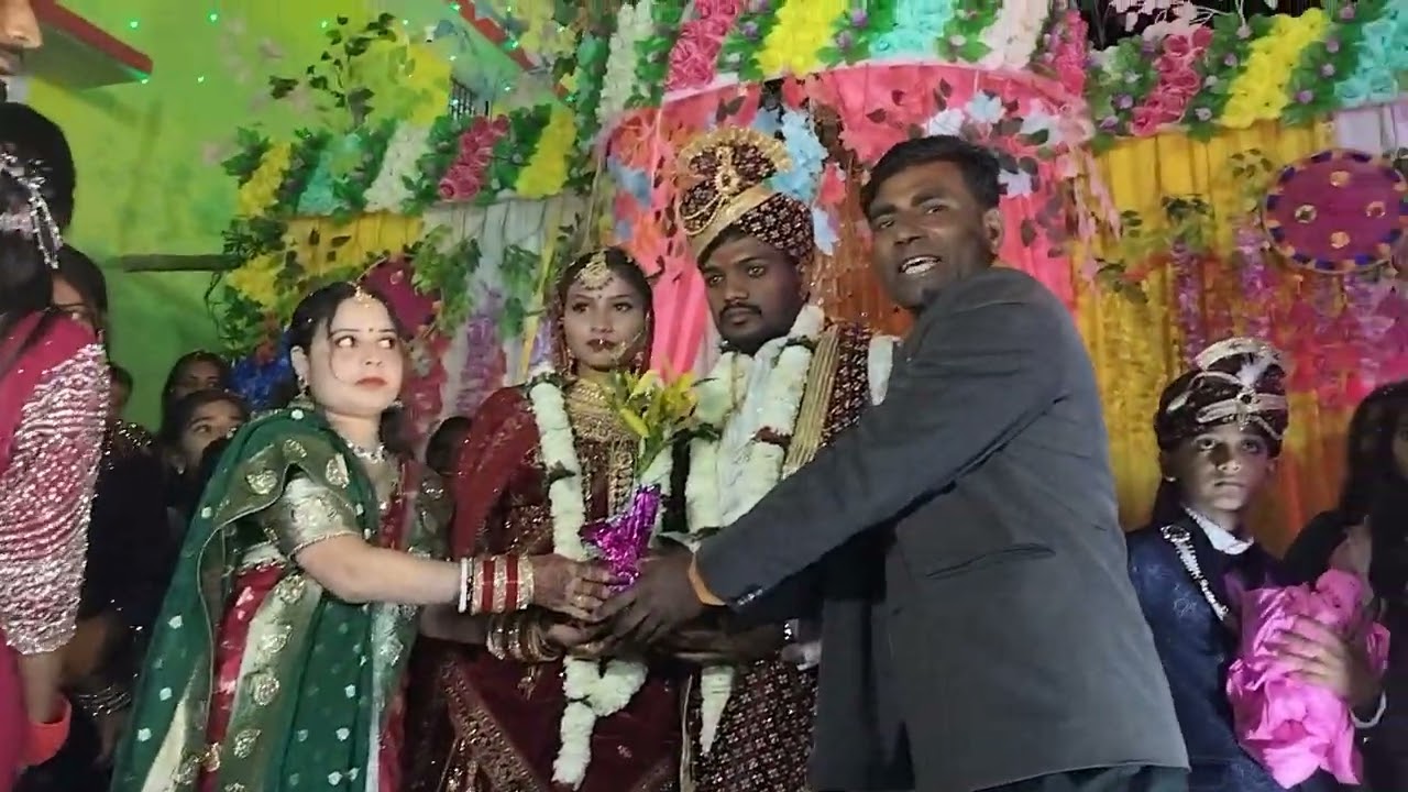 🌳❤️शुभ विवाह मे दूल्हे और दुल्हन को पेड़ देकर सम्मानित किया  हर हर महादेव 