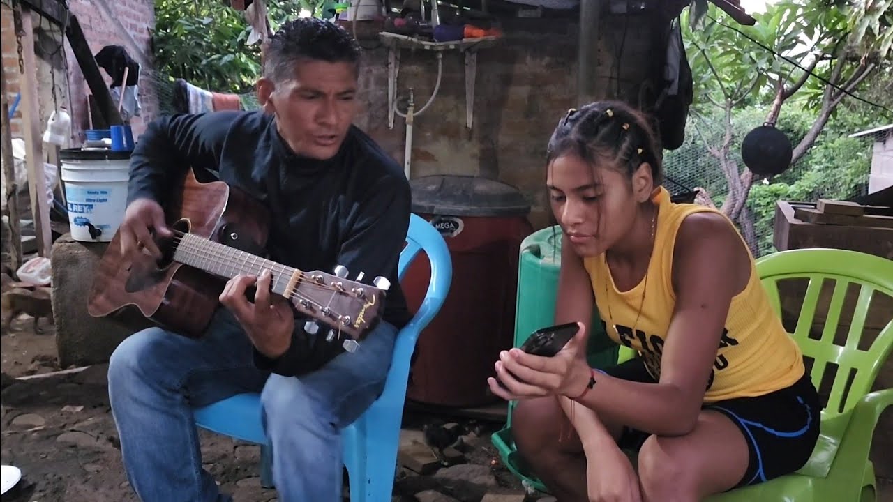 Carlos interpreta la canción la mesa de el rincón de los tigres de el norte