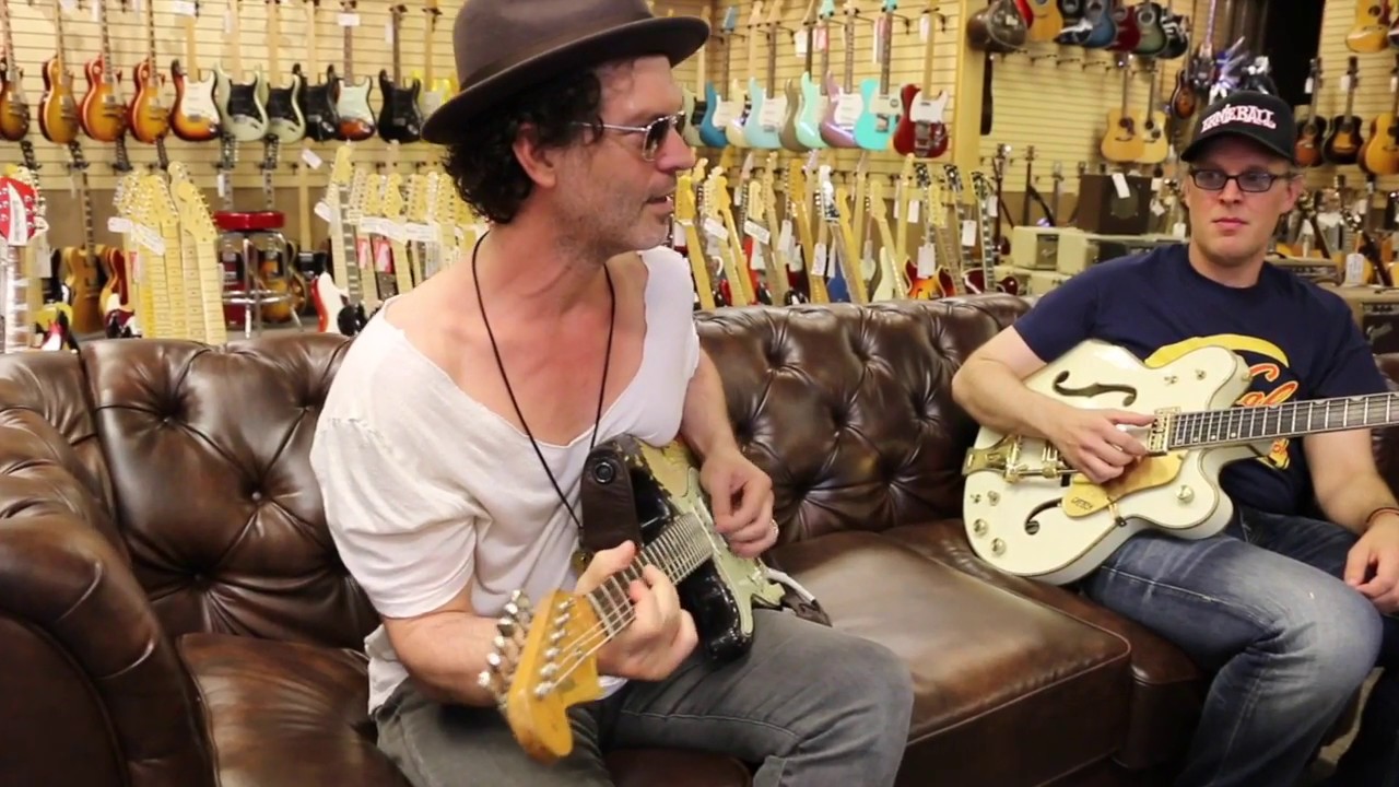 Джо Бонамасса и Дойл Брэмхолл II на диване с Нормом в Norman's Rare Guitars