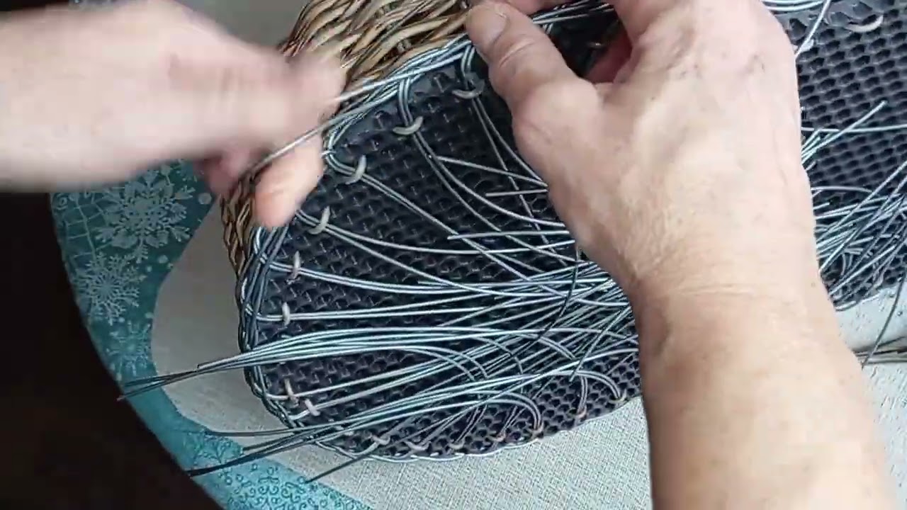 Оплетение подошвы башмака из  ротанга.