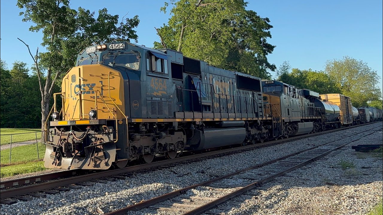 CSX 4564 leads M575 at Horse Cave with a friendly crew