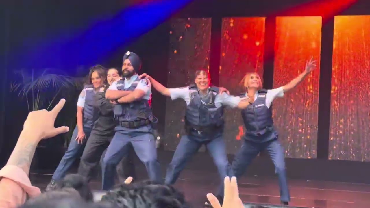 🇳🇿New Zealand police perform Bhangra at auckland diwali festival2024. 🇳🇿