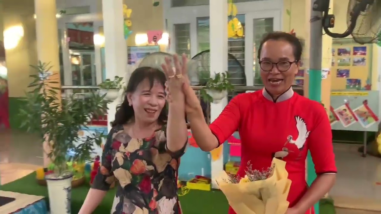 CHIA TAY CHỊ THUÝ VỀ HƯU
