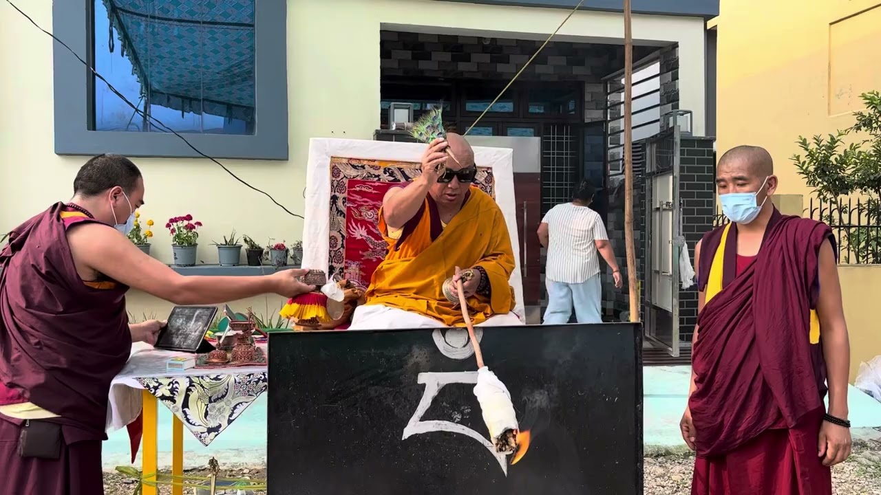 ནང་མིའི་ཞབས་བརྟེན་དཔའ་བོ་གཅིག་པའི་སྦྱིན་སྲེག་ལེགས་པར་སྒྲུབས་སོང🙏🙏🙏￼ Havan Puja ￼