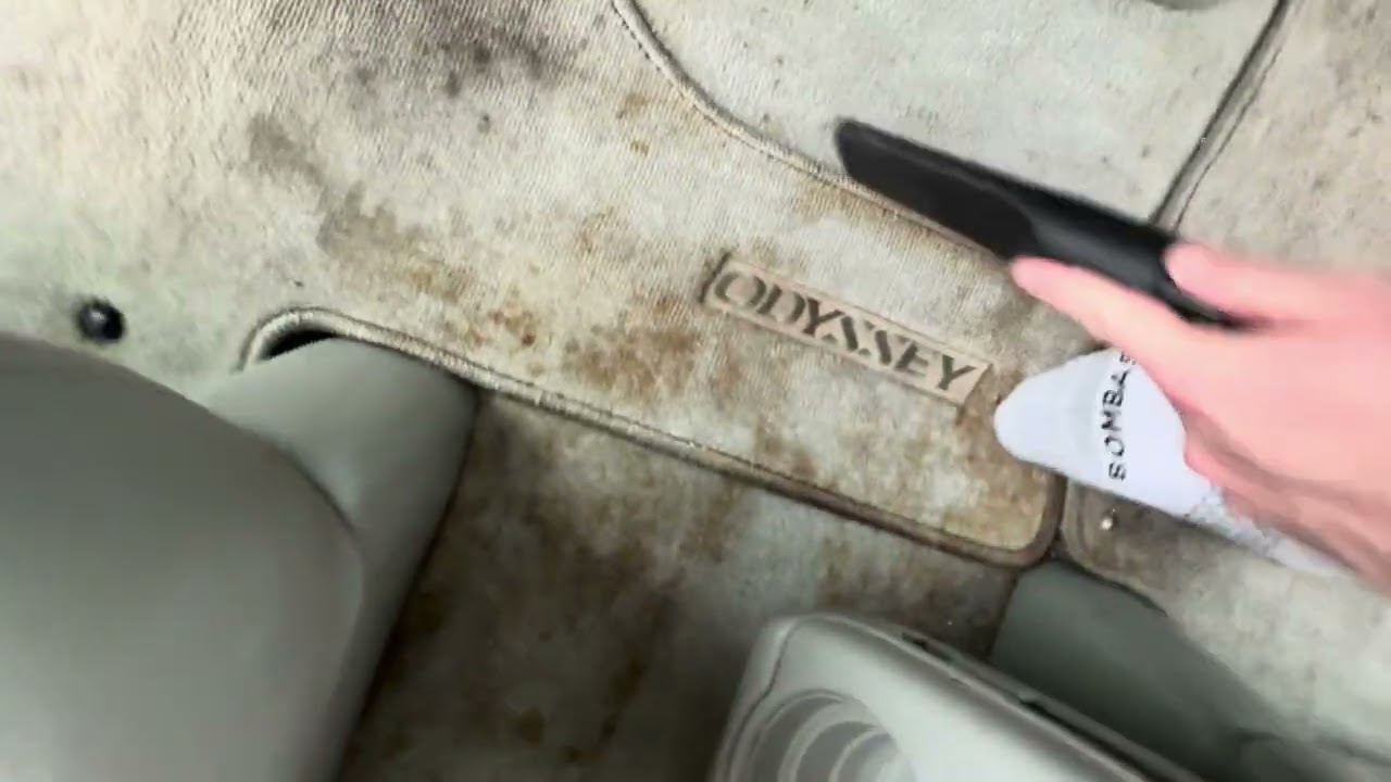 vacuuming my car w my hoover legacy futura #aspiradora #vacuum #asmr #asmrsounds #clean #cleaning