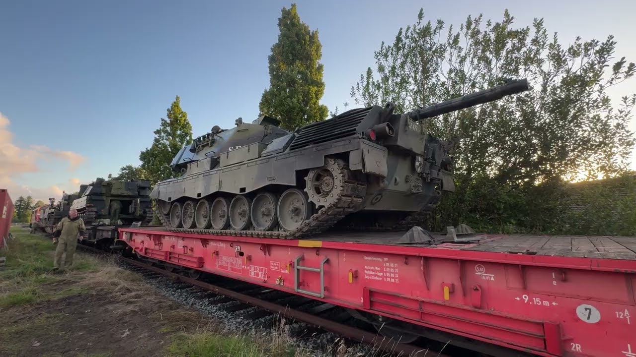 Leopard tank - M113 APS's - M109 and M578 Loaded on train - Pansermuseet
