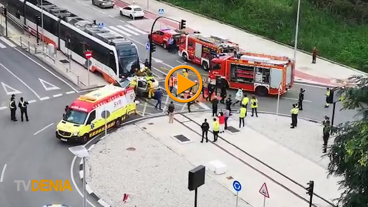 El tren colisiona con un coche en un simulacro de gran envergadura en Dénia