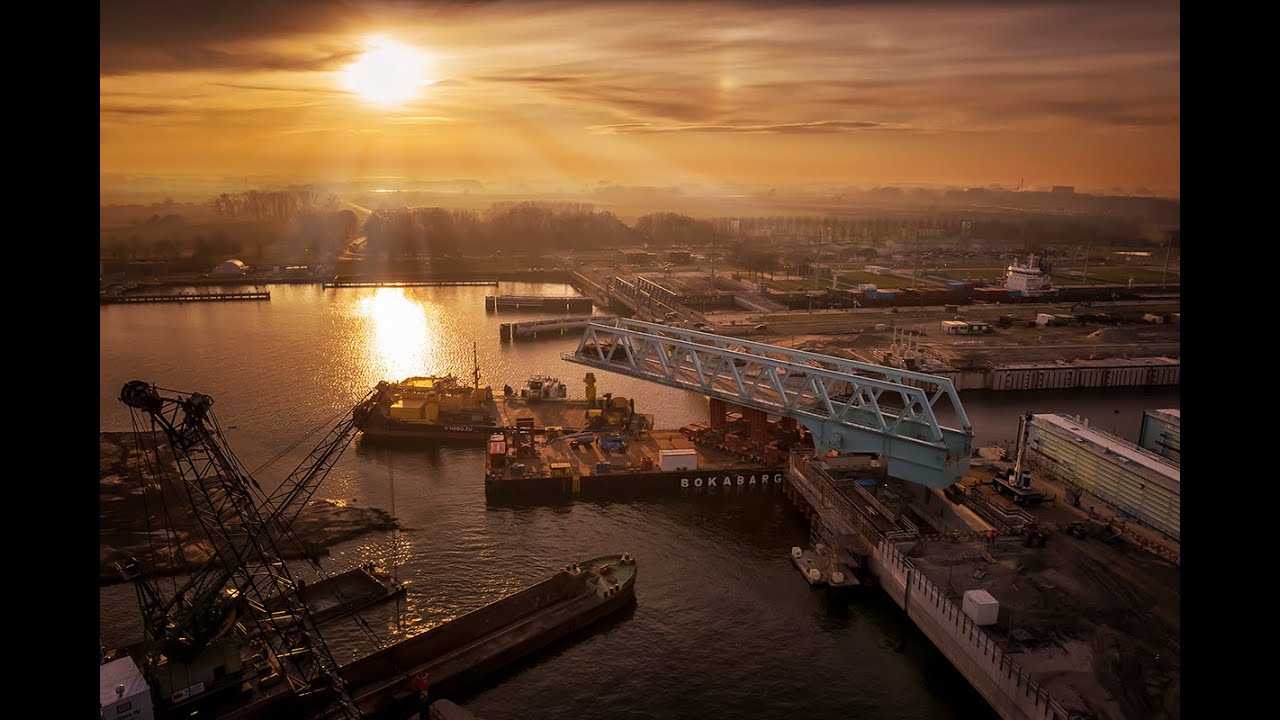 Transport en Installatie bruggen en sluisdeuren voor zeesluizen Terneuzen