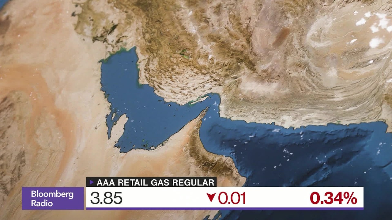 Oil Falls as Traders Weigh Middle East Return, Supply Glut Risks