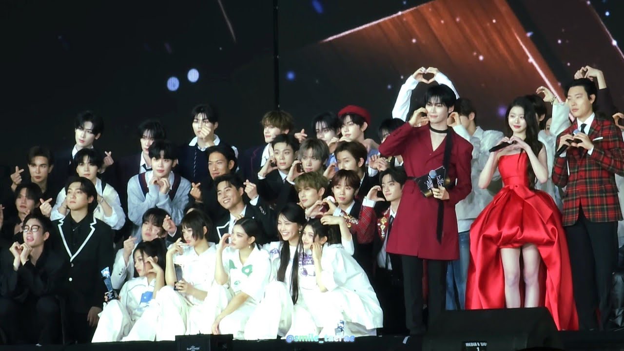 241227 AAA 2024 ZEROBASEONE Ending Stage Walk & Photo Session Fancam