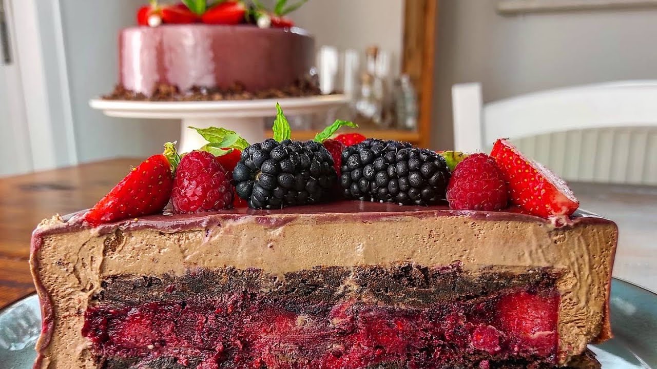 Entremet cu mousse de ciocolată și inserție fructe de pădure | Mirror glaze | Chocolate entremet