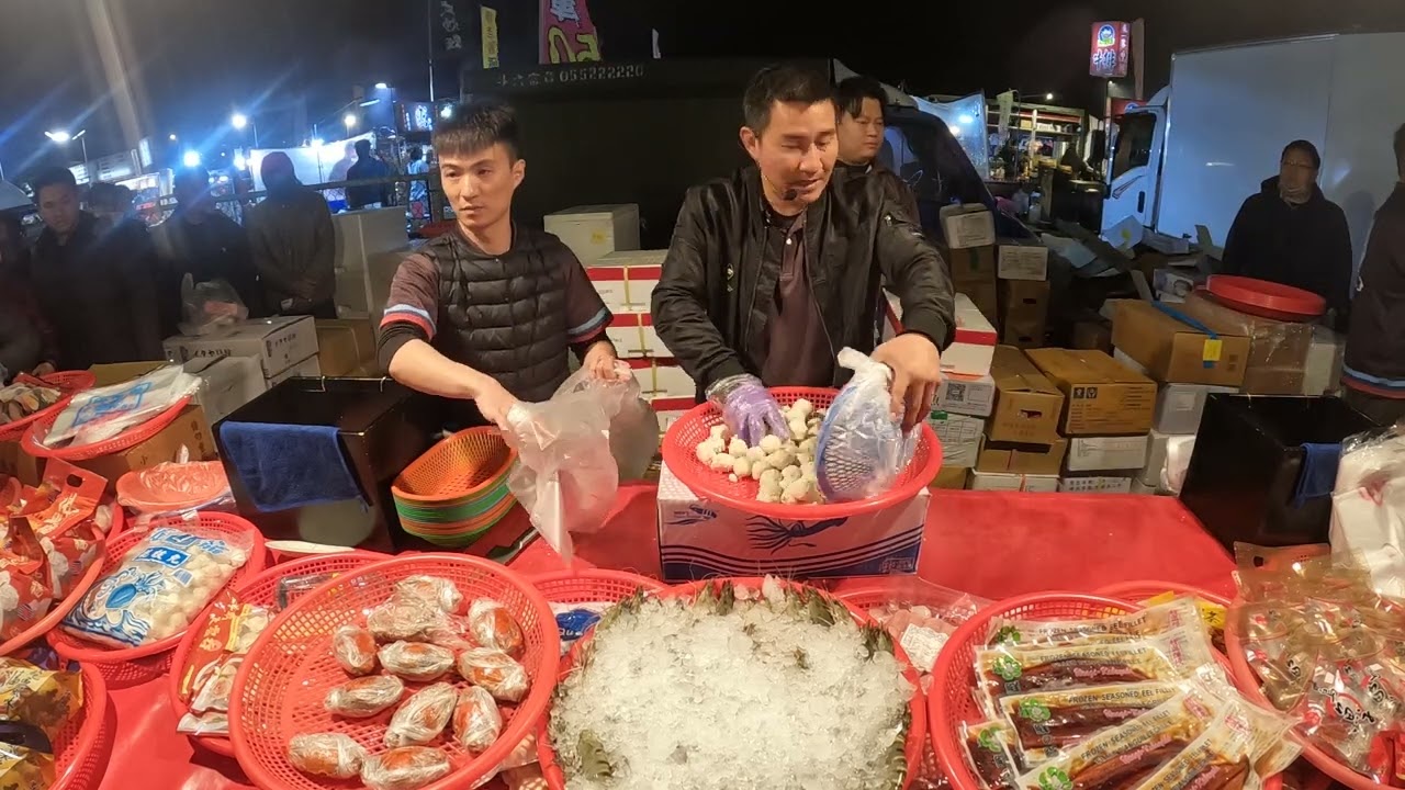 23  辦桌專用海鮮卷，餐廳一桌也要8000左右才吃的到這樣菜色，自己買回家炸，加龍蝦沙拉醬，超搭~ #嘉義趙又廷 #全晟海產 #週六斗南夜市 #海鮮拍賣 #海鮮叫賣