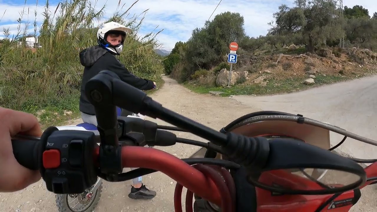BETA vs PITBIKE (se rompe la pitbike!!!!)
