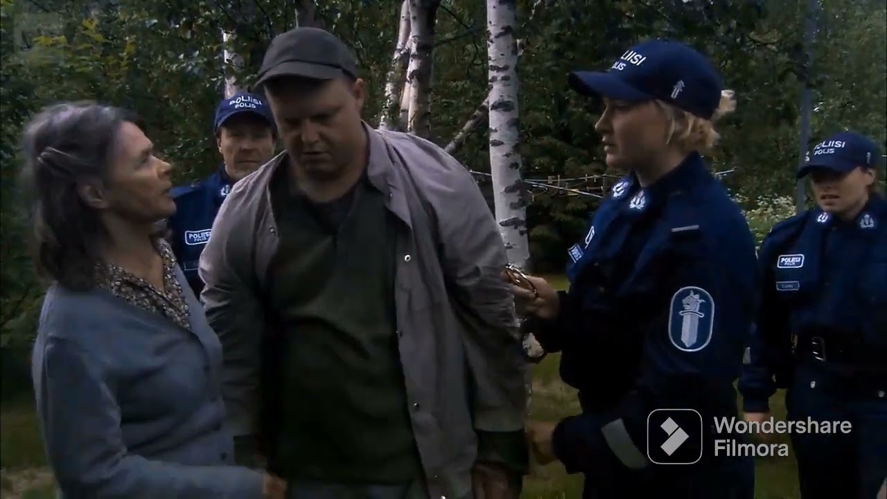 Poliisit ja Pöljä Esan kiinniotto