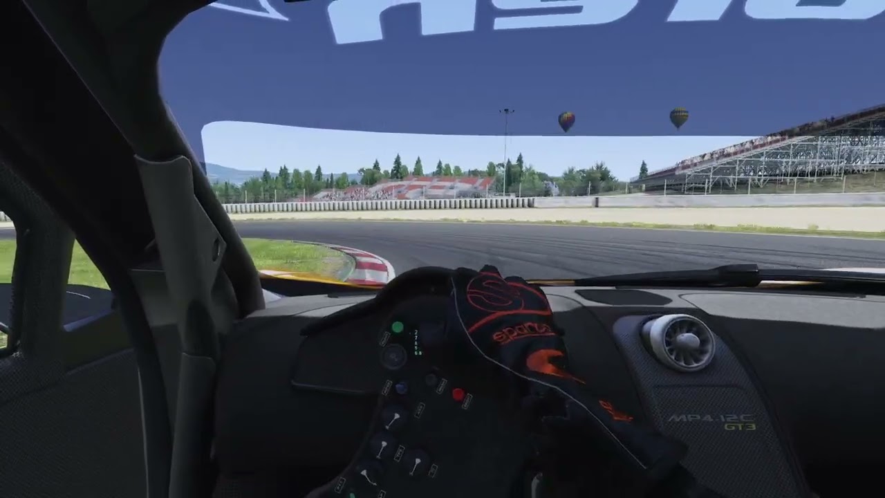 Volta rápida em Barcelona com a McLaren MP4-12C