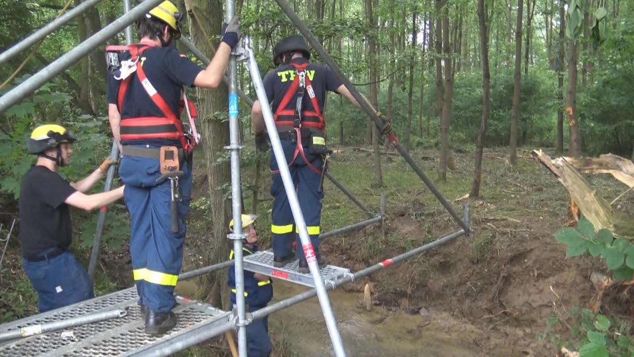 THW Bonn baut provisorische Brücke aus EGS in Wachtberg-Villip am 12.06.16 + O-Töne